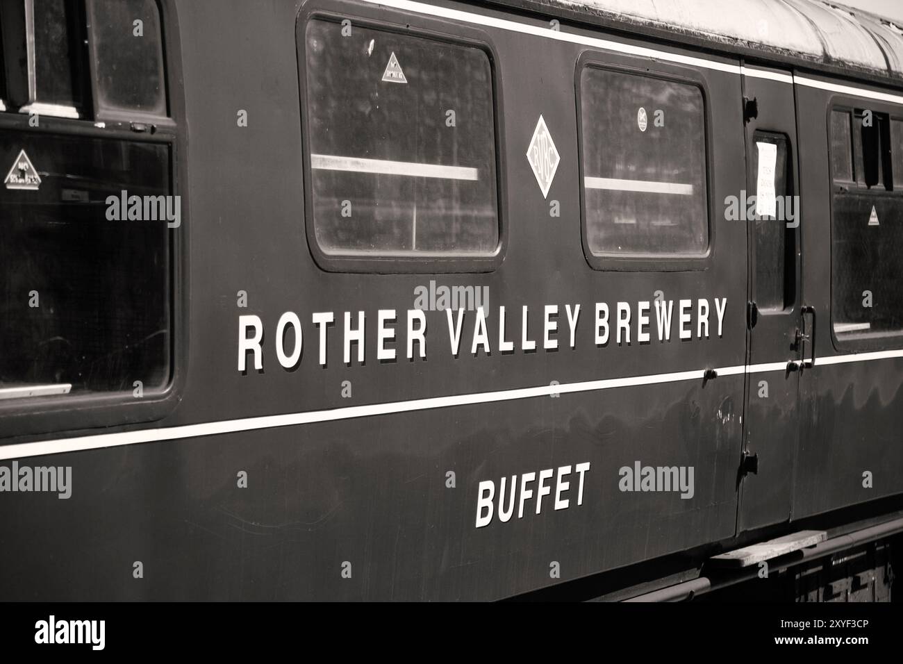 UK, England, Kent, Tenterden Town Station mit Details der restaurierten Büfett-Kutsche Stockfoto