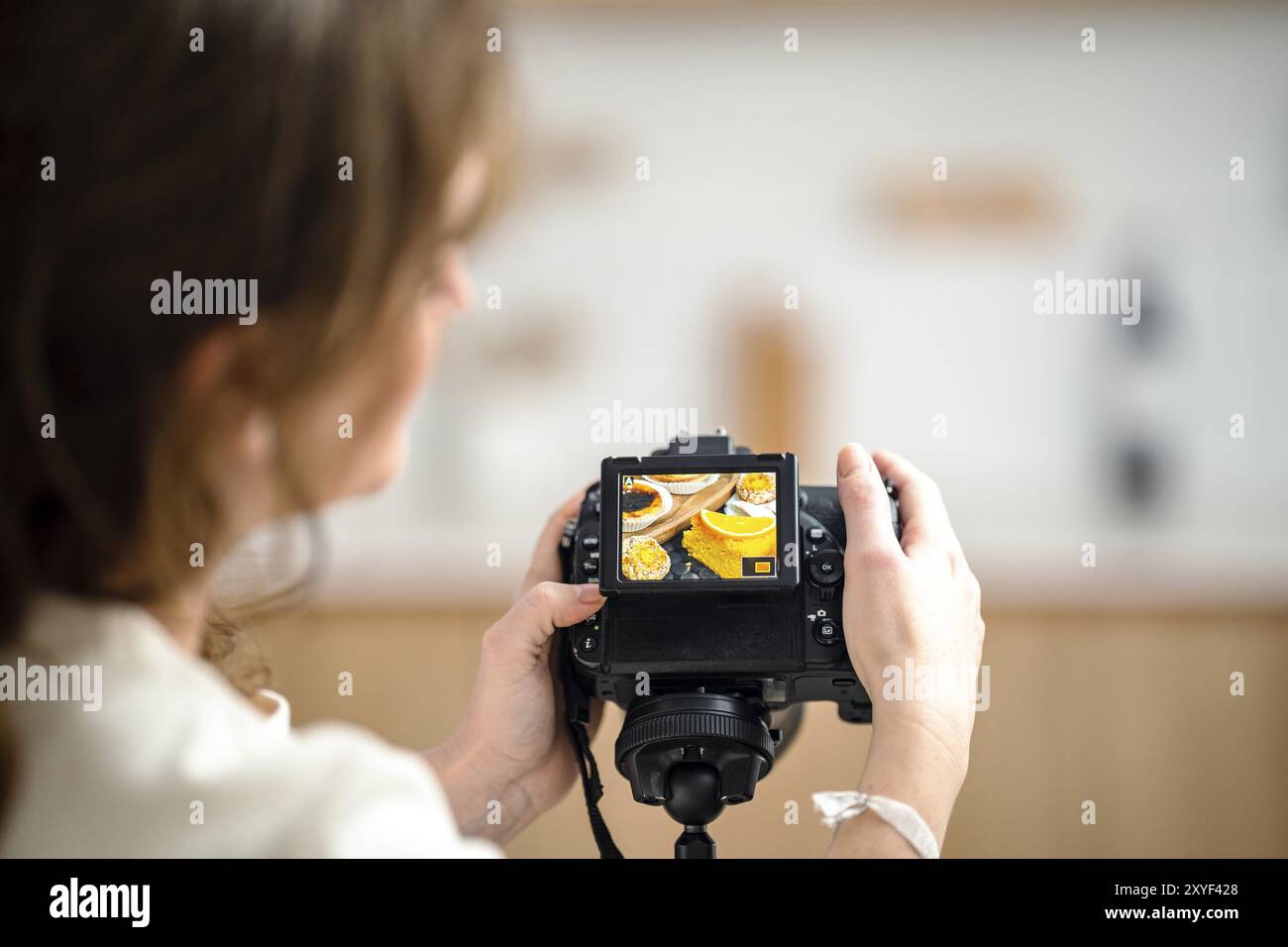 Eine Fotografin fotografiert traditionelle portugiesische Süßigkeiten, köstliches Pastel de Nata, Portugal, Europa Stockfoto