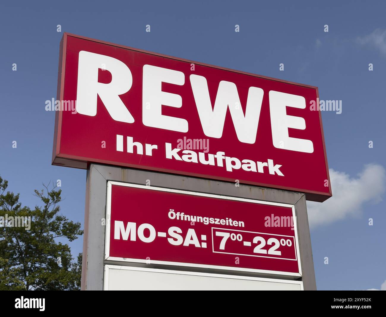 Plakatwand mit Logo des Einzelhandelskettenhändlers REWE ihr Kaufpark mit langen Öffnungszeiten Montag bis Samstag von 7.00 bis 22.00 Uhr, Deutschland, Europ Stockfoto