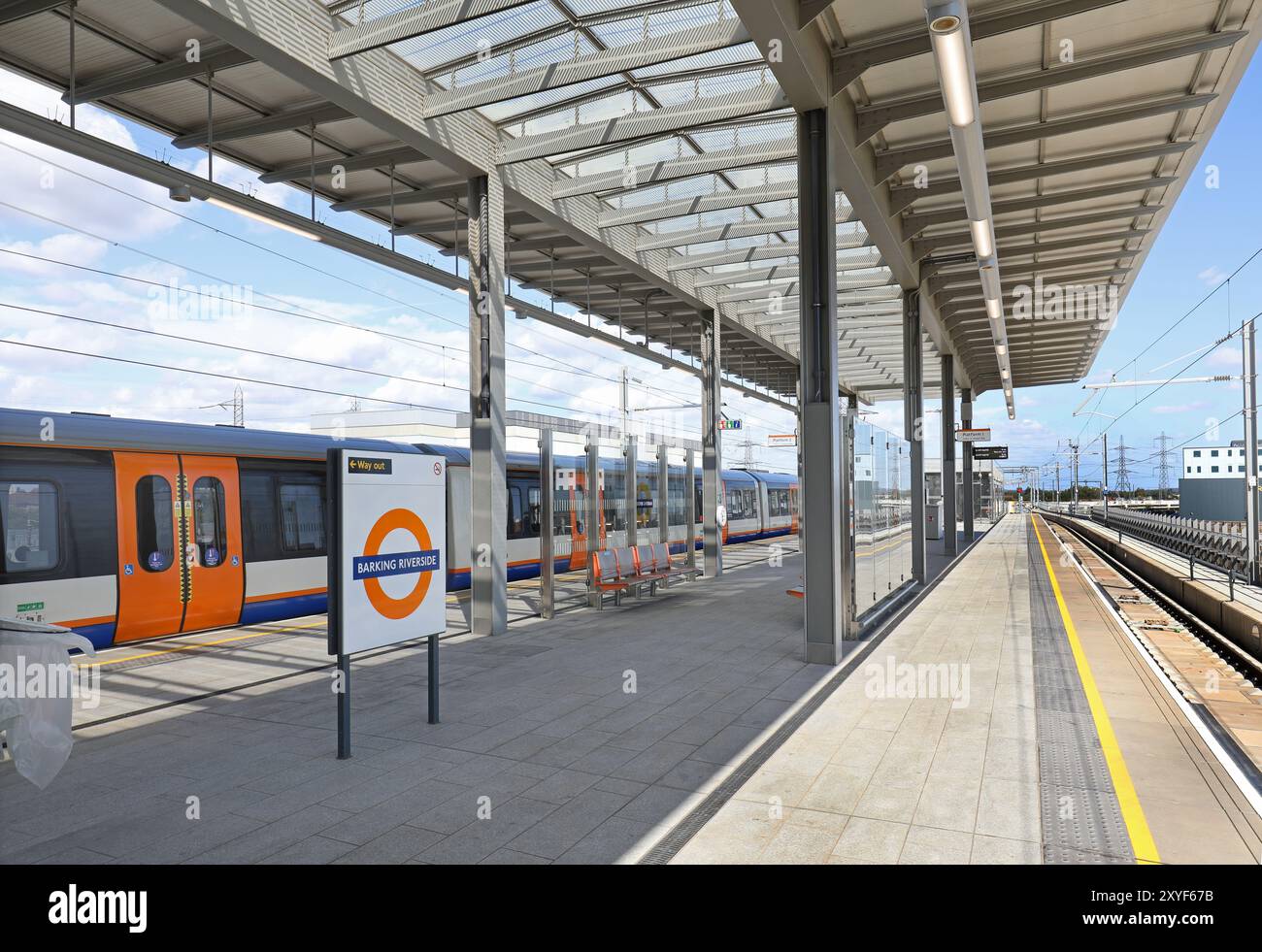 Bahnsteige an der neu fertiggestellten Barking Riverside Station im Osten Londons, Großbritannien. Teil der neuen Erweiterung der Obergrundbahn zu diesem Wohngebiet. Stockfoto