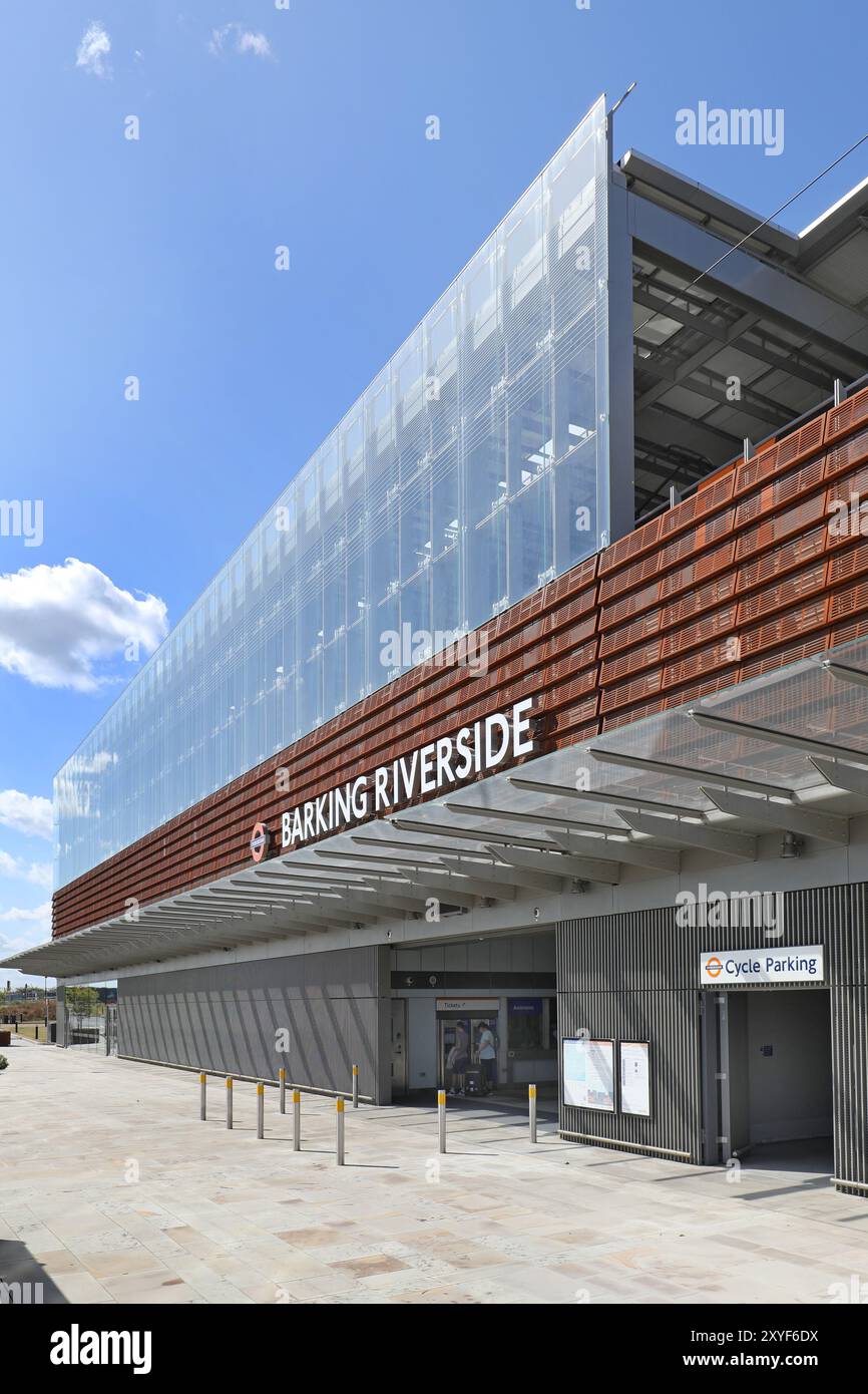 Die neu fertiggestellte Barking Riverside Station im Osten Londons, Großbritannien. Teil der neuen Erweiterung der Oberirdenbahn zu diesem großen Neubauprojekt. Stockfoto