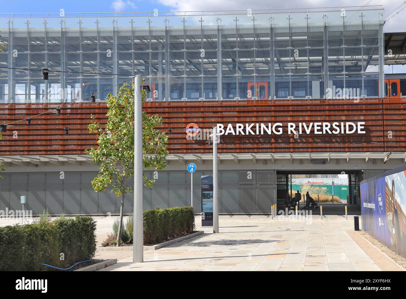 Die neu fertiggestellte Barking Riverside Station im Osten Londons, Großbritannien. Teil der neuen Erweiterung der Oberirdenbahn zu diesem großen Neubauprojekt. Stockfoto