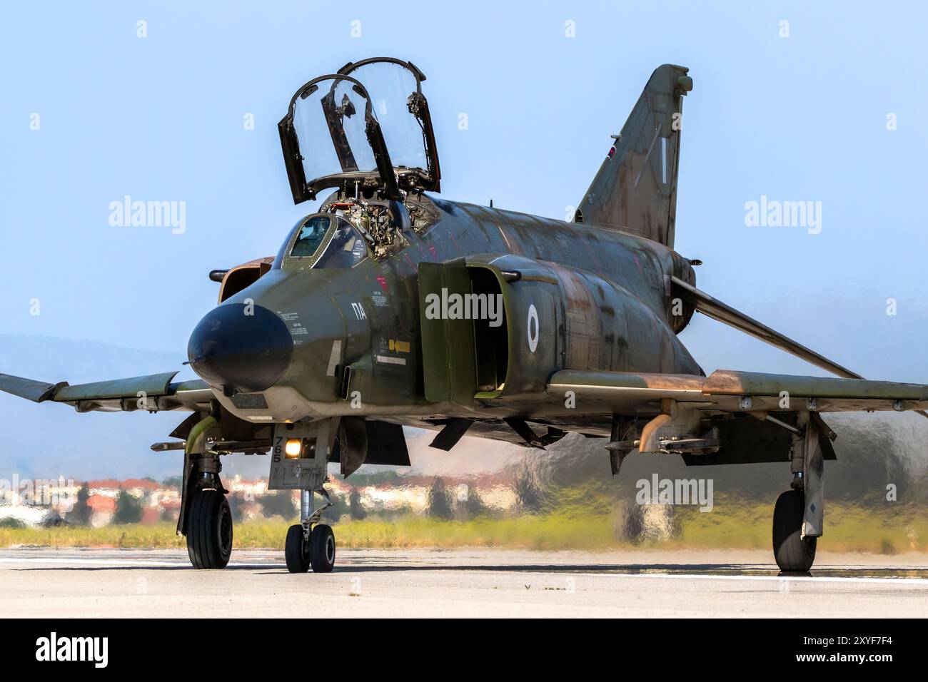 Hellenic Air Force RF-4E Phantom II Kampfflugzeug im Rollen auf der Larissa Air Base. Griechenland - 4. Mai 2017. Stockfoto