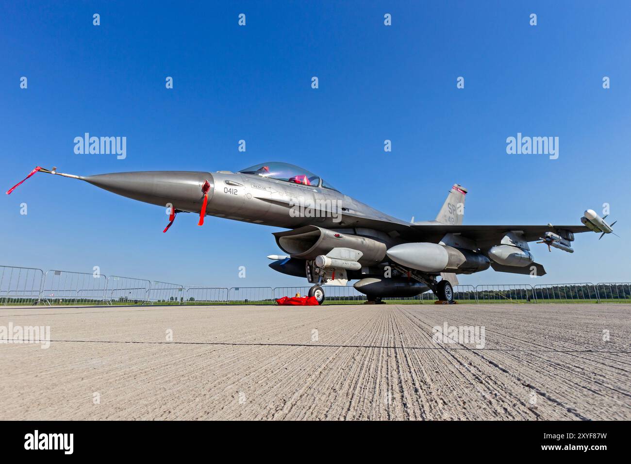 F-16C-Kampfflugzeug der US Air Force vom Luftwaffenstützpunkt Spangdahlem auf dem Asphalt des Flughafens Schonefled. Berlin, Deutschland - 22. Mai 2014 Stockfoto