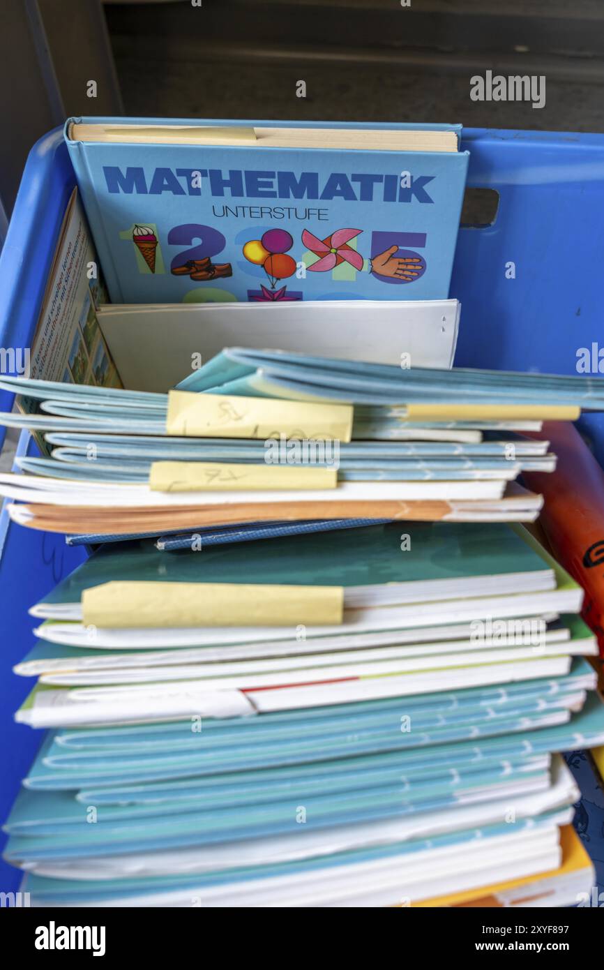 Klassenzimmer der vierten Klasse, nach der Schule ist das Gebäude älter, aber in gutem Zustand, Schulbücher Stockfoto