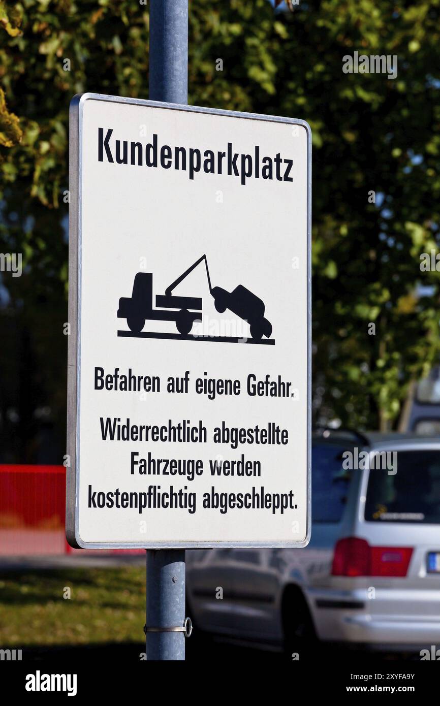 Parkverbot für Fremdfahrzeuge auf dem Parkplatz eines Unternehmens, Kundenparkplatzes, Wien, Österreich, Europa Stockfoto