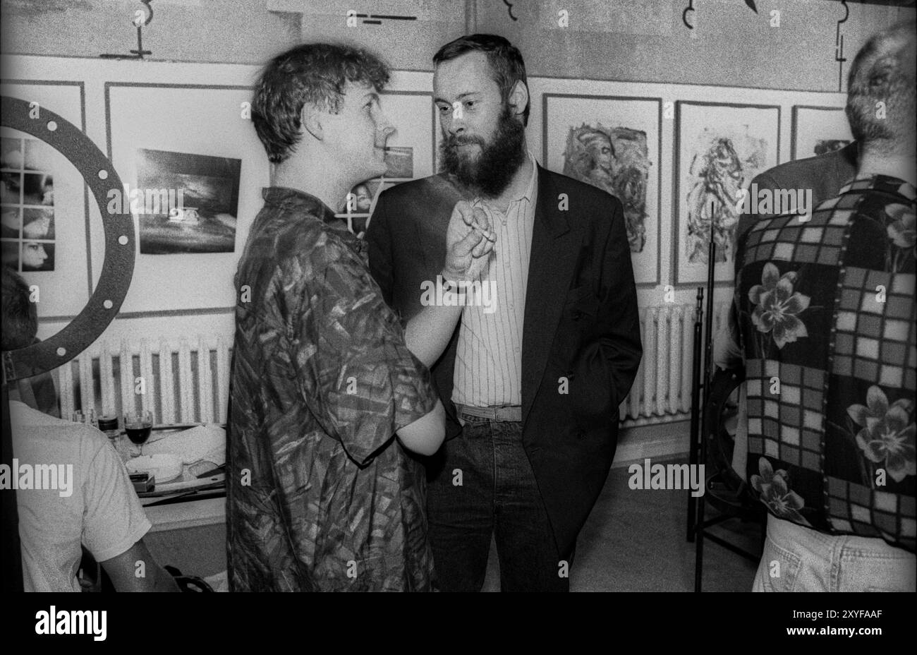 Deutschland, Berlin, 06.07.1991, trendiger Pub Silberstein in der Oranienburger Straße, Jugendsenator Thomas Krueger (Camillo), David Gill (links), Europa Stockfoto