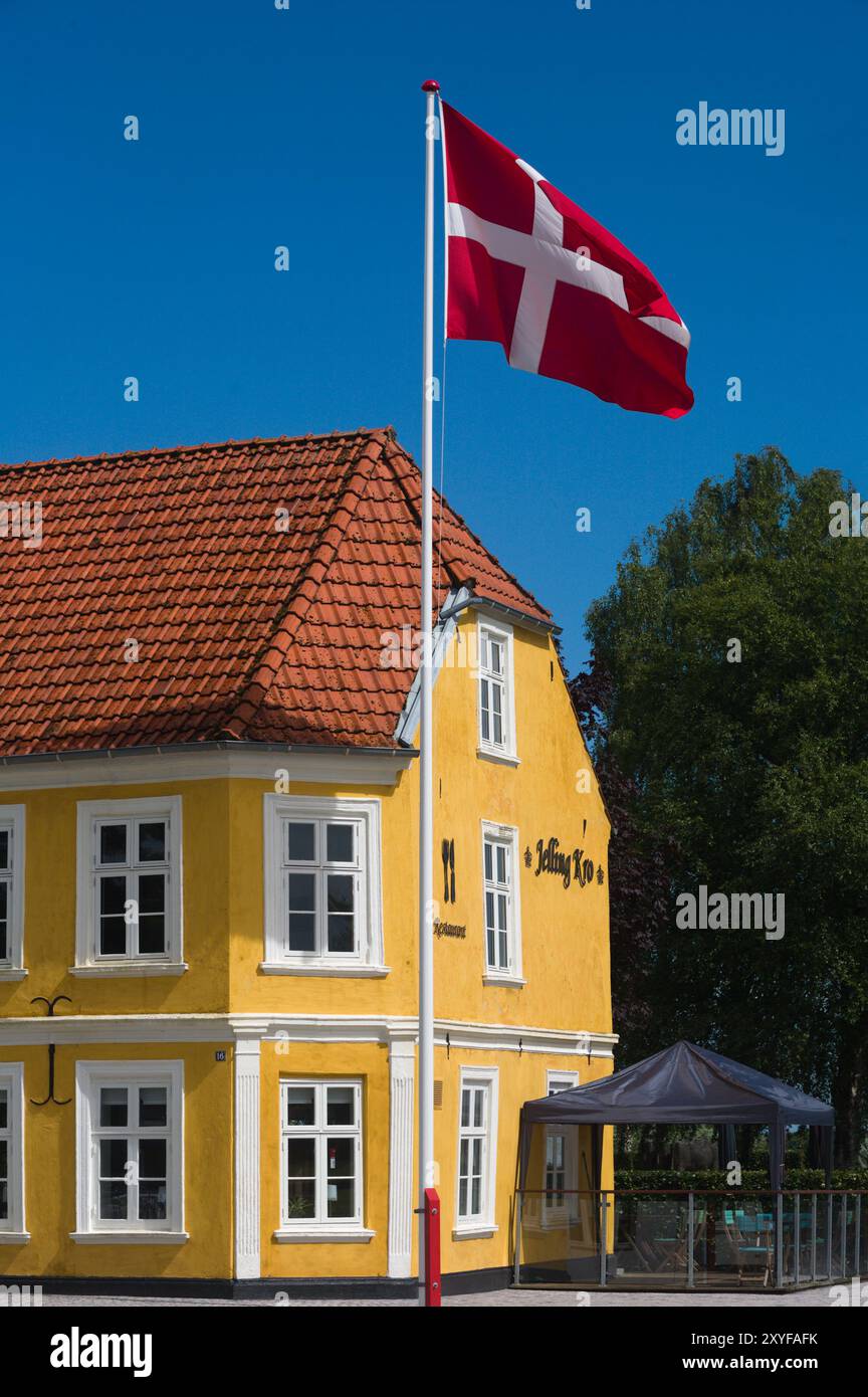 Jelling Kro Restaurant und Café mit dänischer Flagge im Jelling Jütland Dänemark Stockfoto