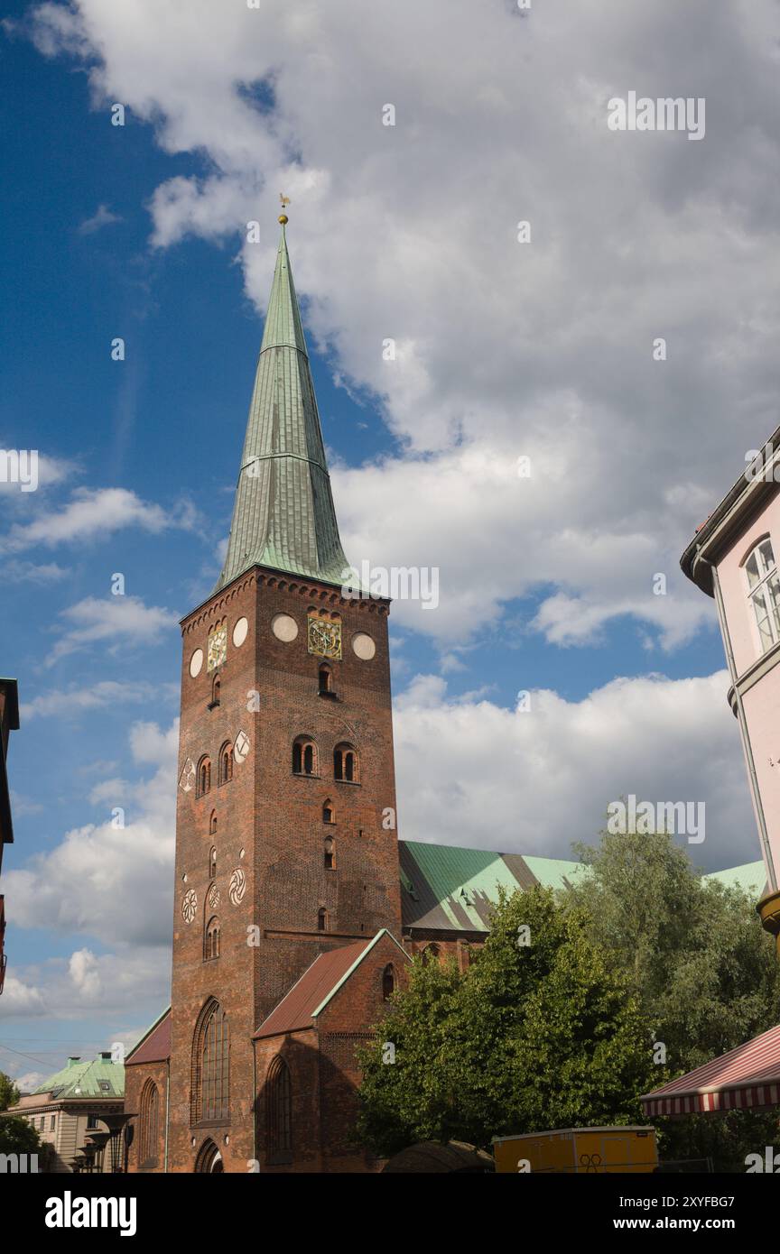 Aarhus Kathedrale, die dem Heiligen Clemens gewidmet ist, mit ihrem Turm und Turm Stockfoto