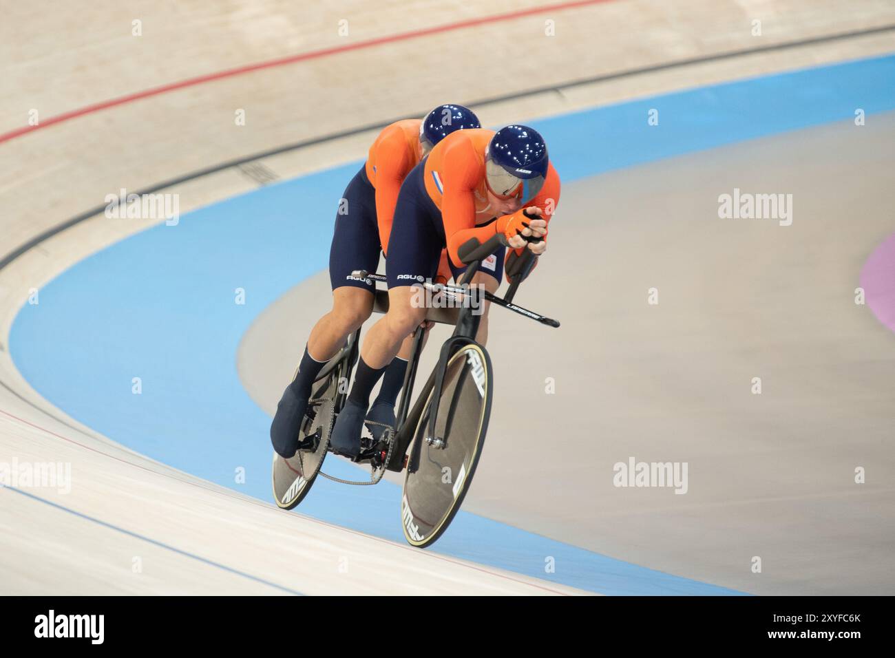 Paris, Frankreich. Am 24. September stellten Tristan Bangma (hinten) und Patrick Bos (vorne und Pilot) einen neuen Weltrekord auf und gewannen die Goldmedaille in der Jagd auf das Blinde Tandem der Männer bei den Paralympics in Paris. Quelle: Casey B. Gibson 2024/Alamy Live News Stockfoto