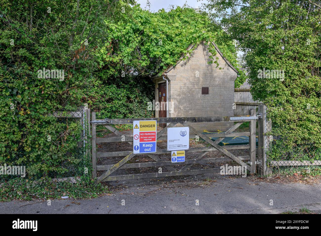 Abwasserpumpe Haus Aston, Oxfordshire Stockfoto