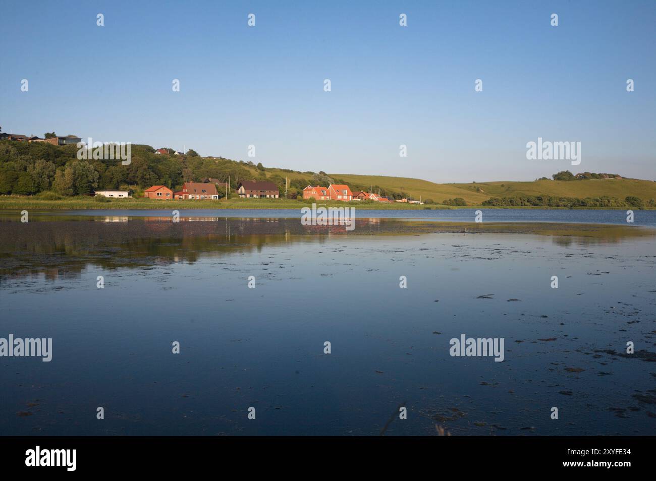 Der stille See bei Lemvig am Abend eines warmen Sommertages Stockfoto