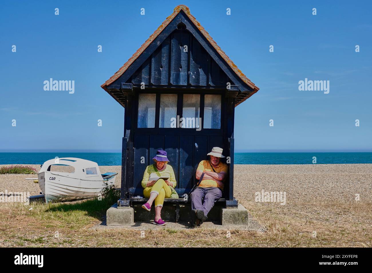 Paare, die sich in einer Fischerhütte am Strand von Aldeburgh an der Ostküste von Suffolk, England, entspannen. Stockfoto