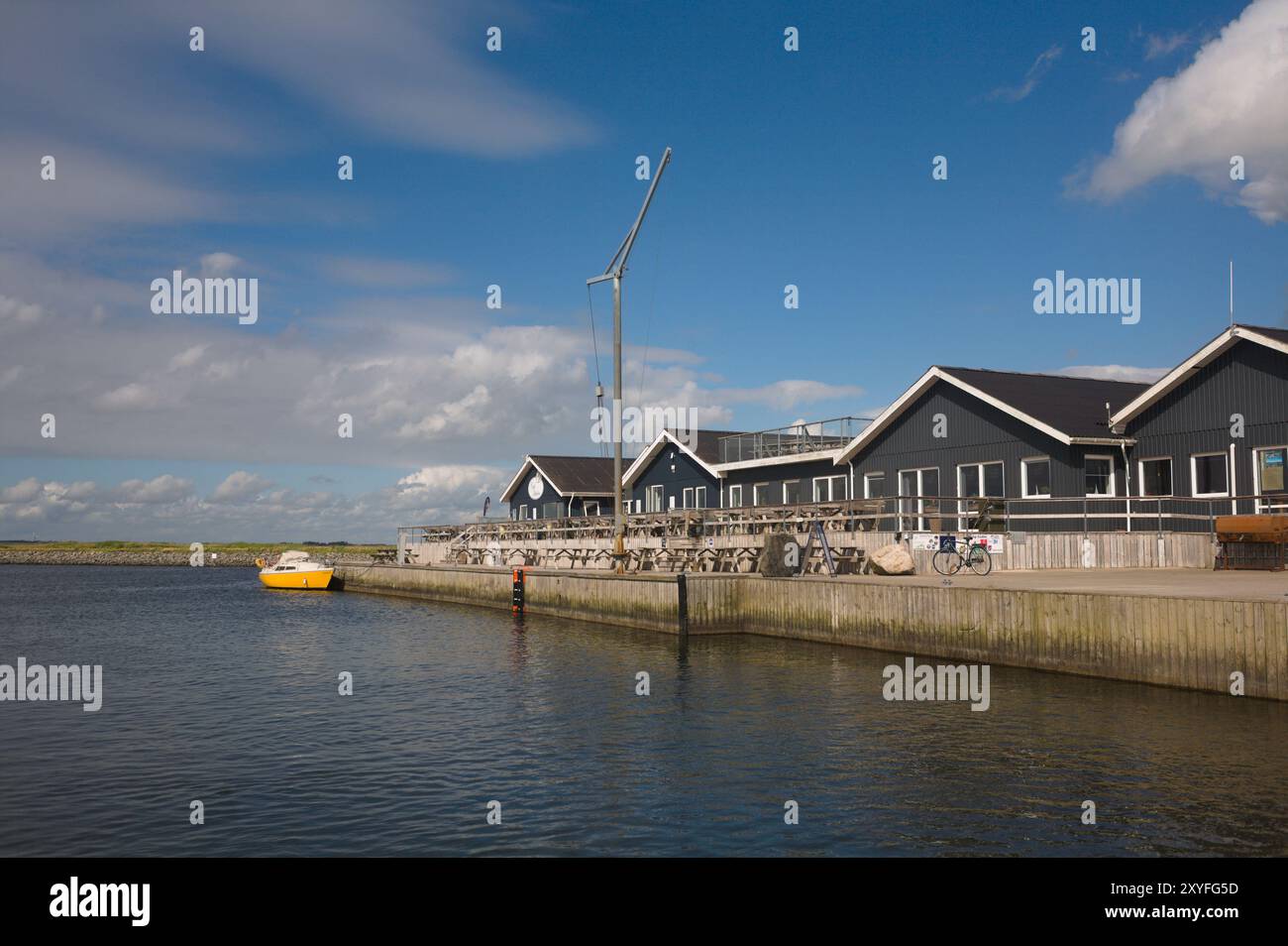 Hafen und Kaimauer des Yachthafens von Handbjerg an einem angenehmen Sommernachmittag Stockfoto