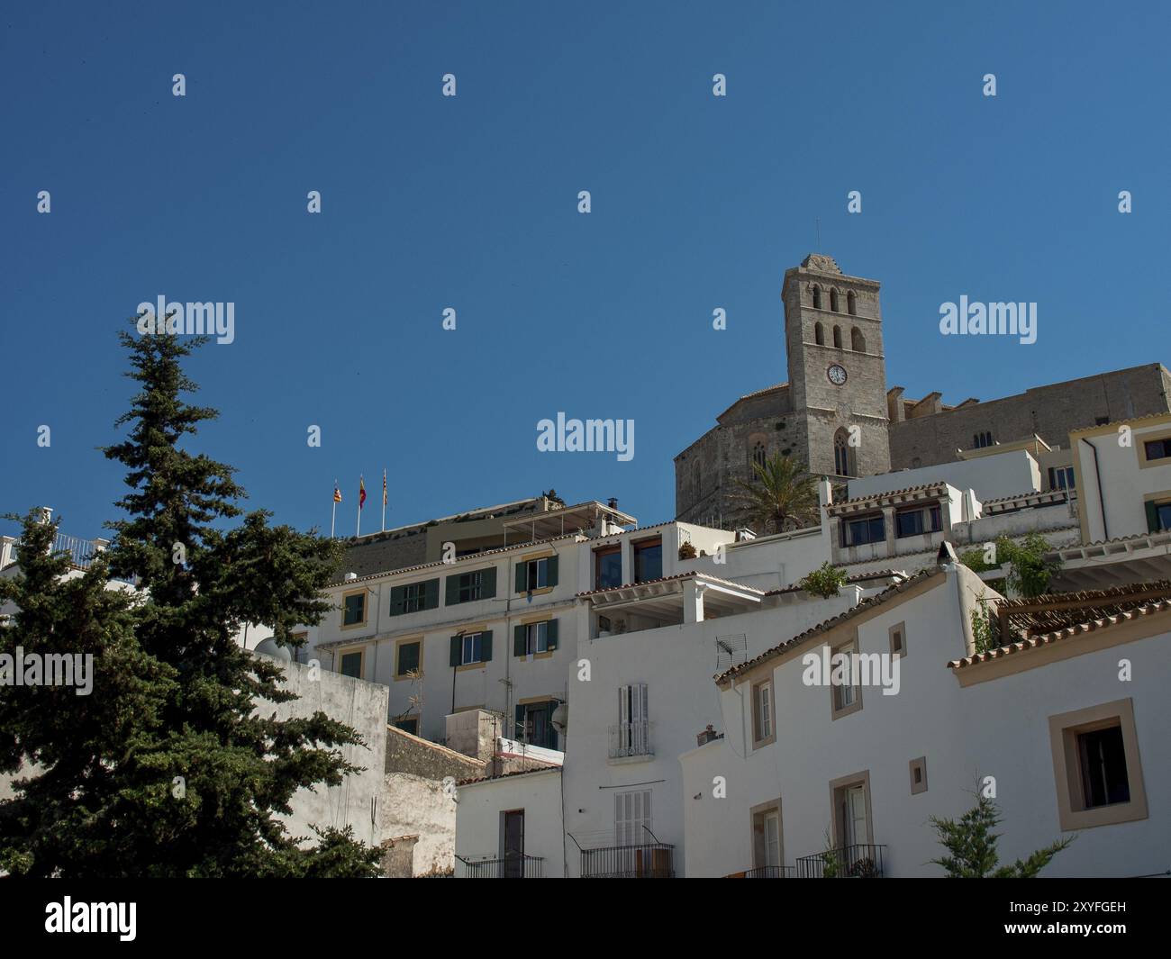 Malerische Skyline der Stadt mit Kirchturm und weißen Gebäuden unter blauem Himmel, ibiza, mittelmeer, spanien Stockfoto