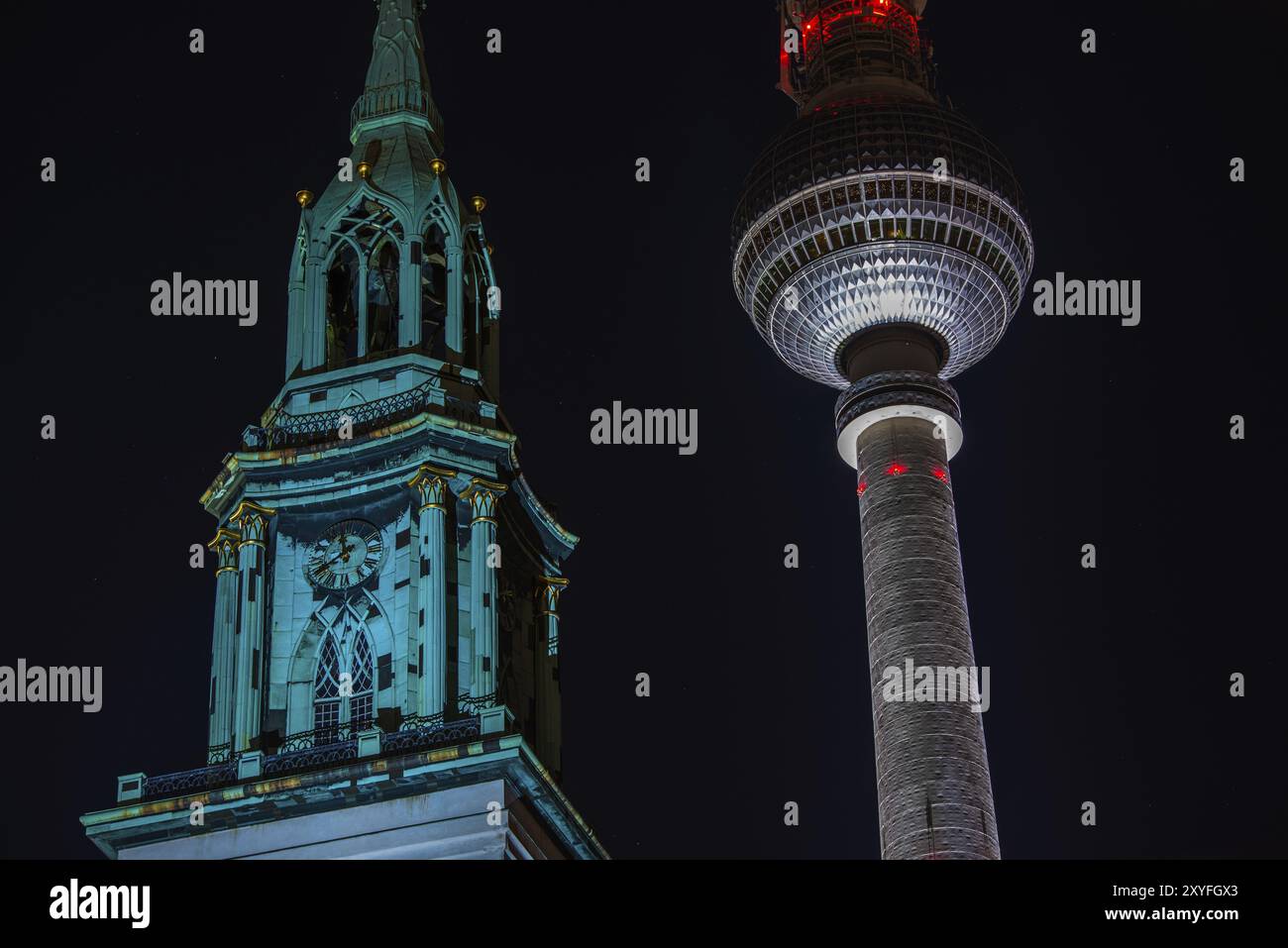 Berliner Fernsehturm bei Nacht mit Kirchturm Stockfoto