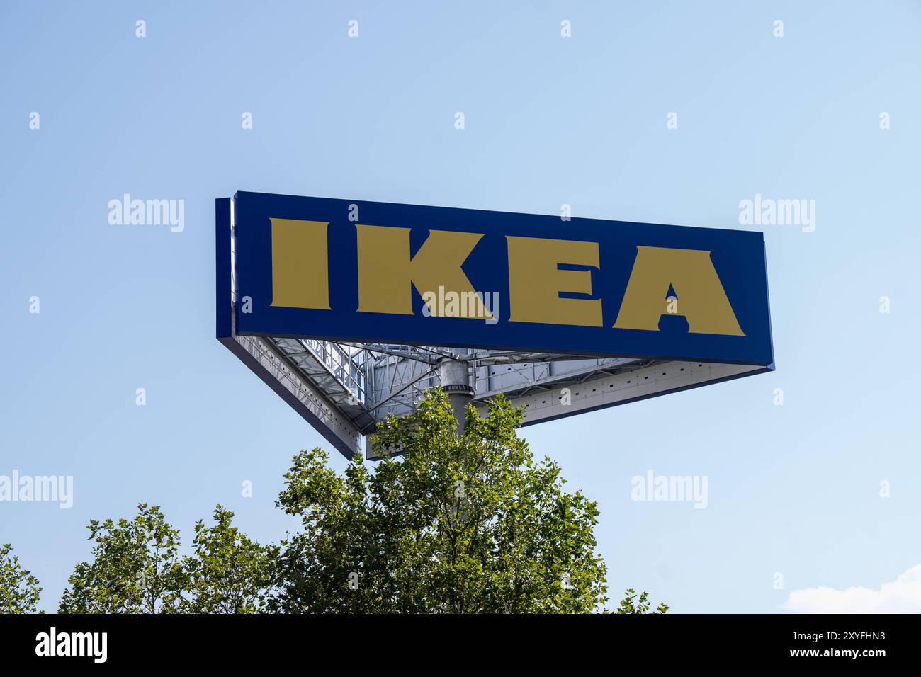 IKEA-Logo auf großer Werbetafel , Deutschland, 29.08.2024, Nahaufnahme des ikonischen blauen und gelben IKEA-Logos auf einer großen Werbetafel, die über den Baumwipfeln hervorragt. Der klare Himmel im Hintergrund lässt das Logo besonders gut zur Geltung kommen. *** IKEA-Logo auf großer Plakatwand , Deutschland, 29 08 2024, Nahaufnahme des ikonischen blau-gelben IKEA-Logos auf einer großen Plakatwand, die über den Baumkronen ragt. Der klare Himmel im Hintergrund macht das Logo besonders gut hervorzuheben Stockfoto