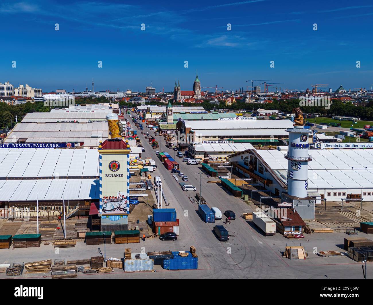 MÜNCHEN, DEUTSCHLAND - 28. AUGUST: Einrichtung des jährlichen Oktoberfestes in München am 28. August 2024 Stockfoto
