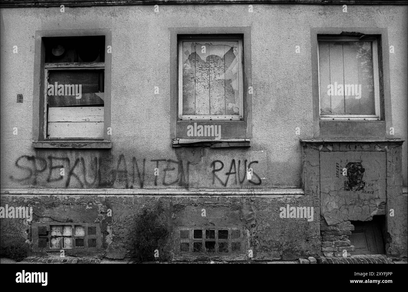 Deutschland, Berlin, 16. Juli 1991, Spekulanten raus, kaputte Fenster, an Bord, Haus in der Schwedter Straße, Europa Stockfoto