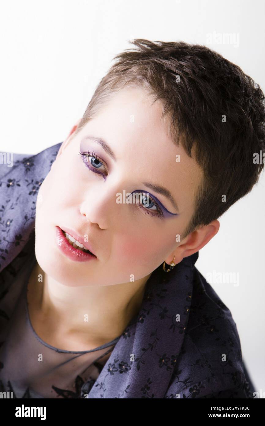 Porträt einer hübschen Frau mit kurzem Haarschnitt Stockfoto