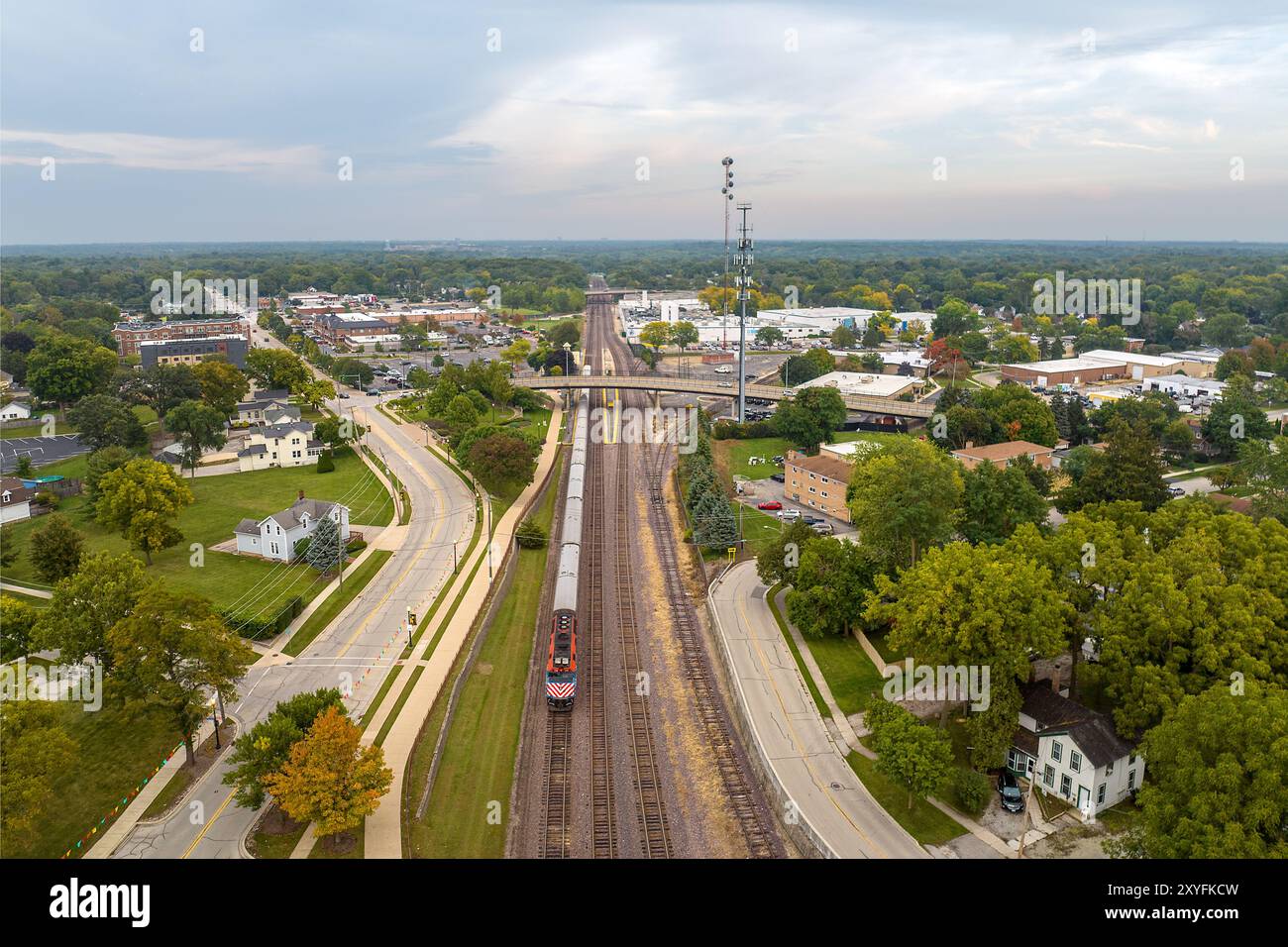 Luftaufnahme des Zuges auf dem Gleis am Bahnhof West Chicago. September 2023. Stockfoto