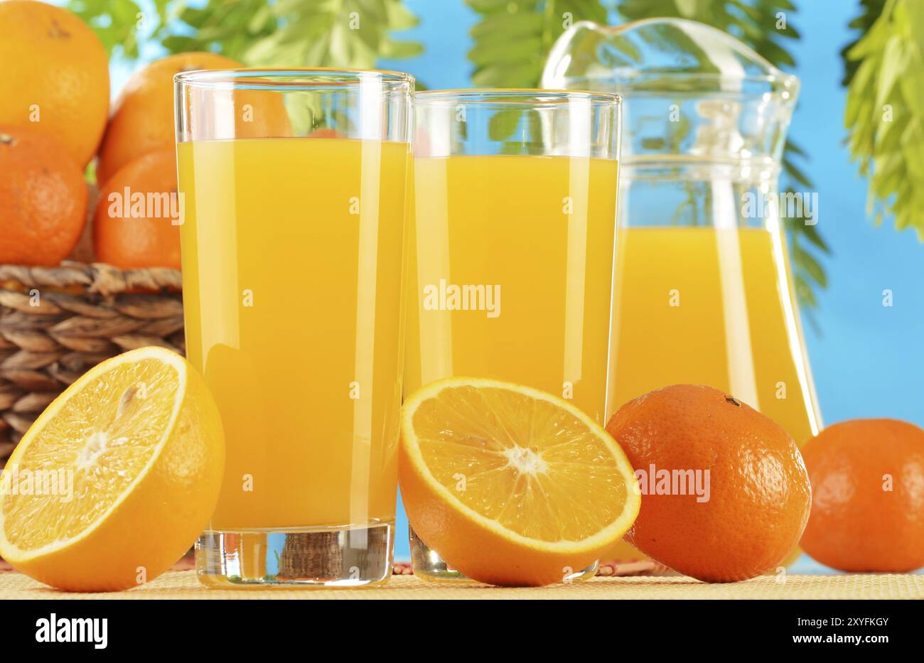 Komposition mit zwei Gläser Orangensaft und Obst Stockfoto