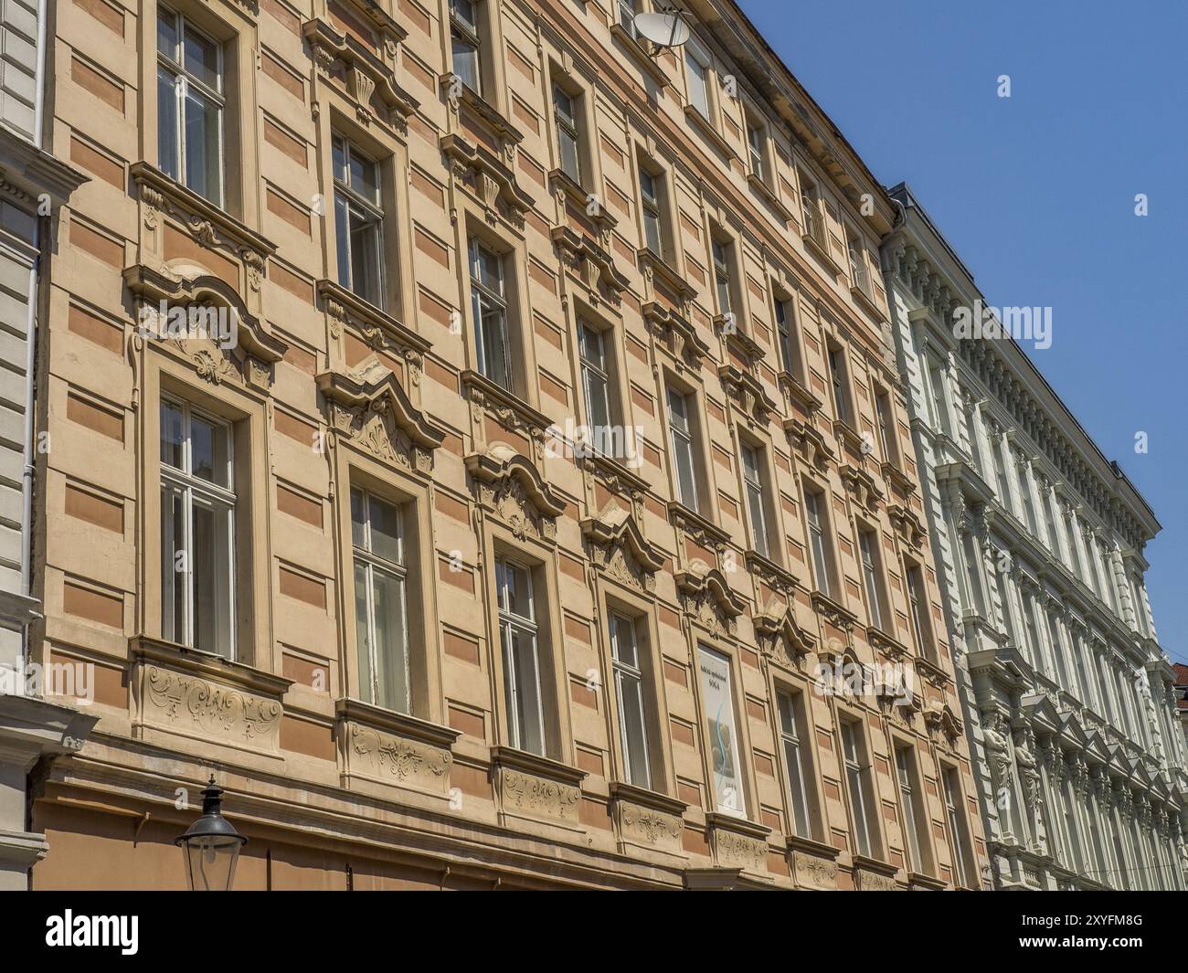 Gebäude mit beigefarbener klassischer Fassade und vielen Fenstern, daneben weitere historische Fassaden, bratislava, slowakei Stockfoto