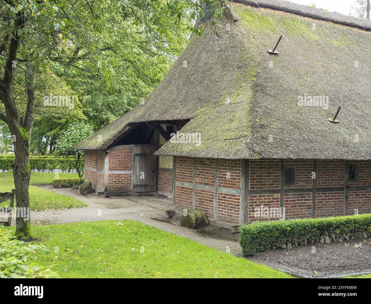 Traditionelles Strohdach- und Fachwerkhaus umgeben von grüner ländlicher Idylle, Bad Zwischenahn, ammerland, deutschland Stockfoto