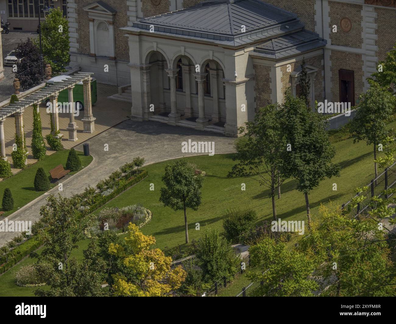 Gepflegter Park mit einem historischen Gebäude in Budapest an einem Sommertag, budapest, donau, ungarn Stockfoto