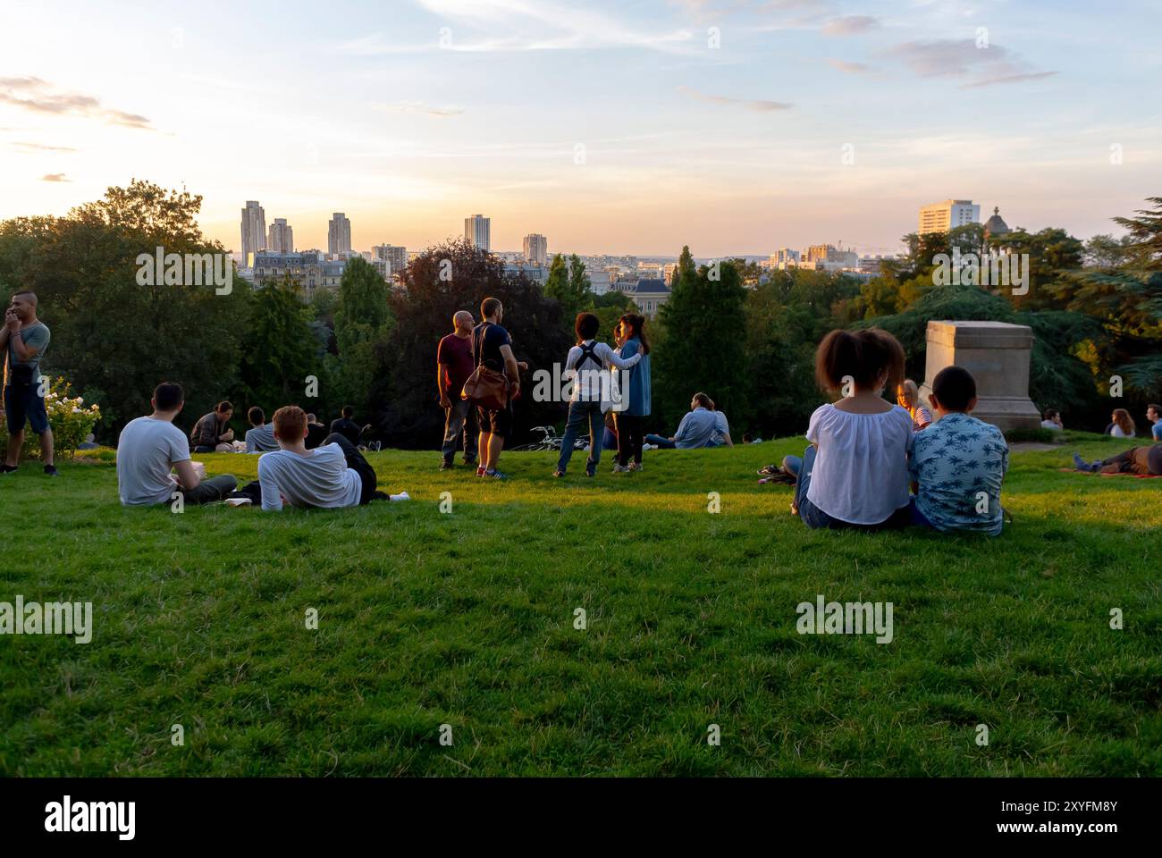 Paris, Frankreich, Menschenmenge Junge Franzosen, entspannend im öffentlichen Park bei Nacht, 'Buttes Chaumont', Picknick, Bier trinken Stockfoto