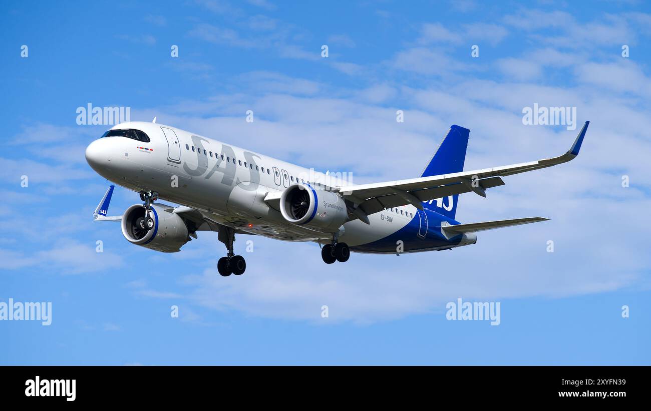 SAS Scandinavian Airlines Airbus A320 landet mit blauem Himmel. London - 29. August 2024 Stockfoto