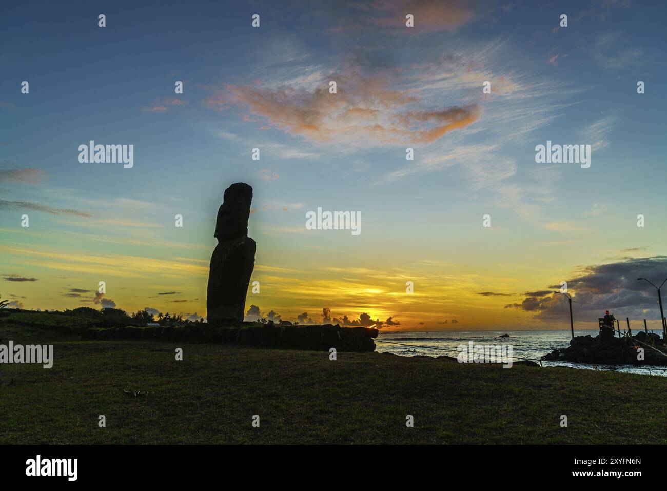 Stehendes Moai bei Sonnenuntergang am Ufer der Osterinsel, Chile, Südamerika Stockfoto