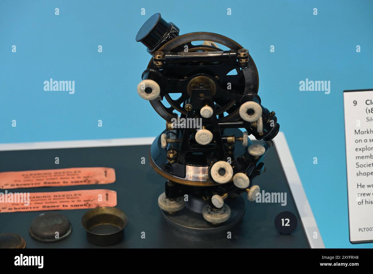 Der Theodolite gehörte Robert Falcon Scott auf seiner unglücklichen Terra-Nova-Expedition zum Südpol – ausgestellt im National Maritime Museum in London Stockfoto