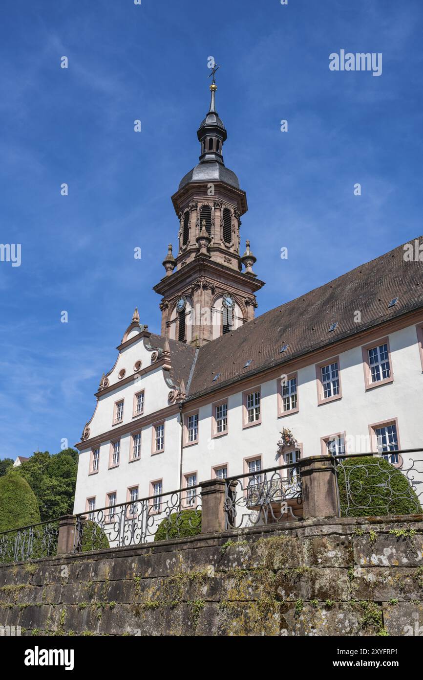 Ehemalige Benediktinerabtei mit dem Glockenturm der Stadtkirche St. Maria, historisches Wahrzeichen in der Altstadt von Gengenbach, Ortenaukreis, Baden Stockfoto Ehemalige Benediktinerabtei mit dem Glockenturm der Stadtkirche St. Maria, historisches Wahrzeichen in der Altstadt von Gengenbach, Ortenaukreis, Baden Stockfoto