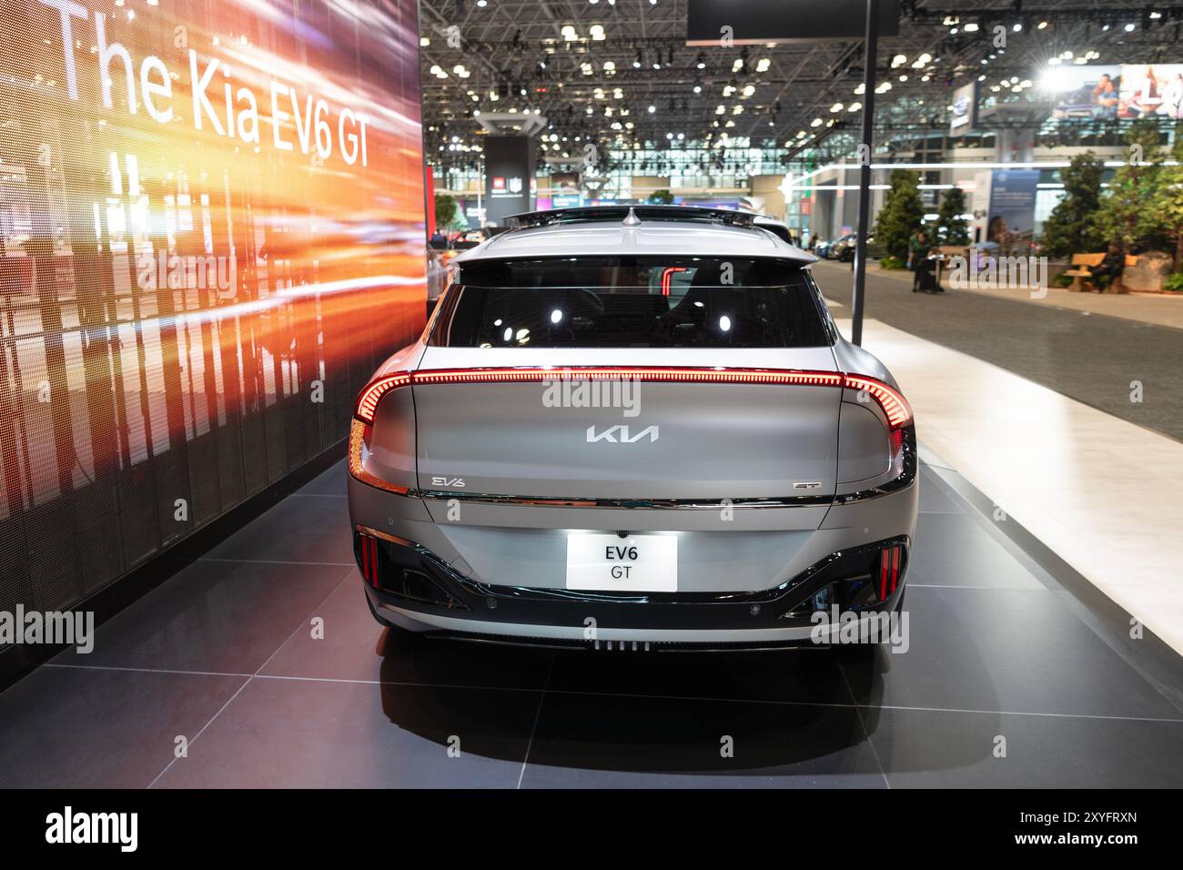 New York City, USA - 27. März 2024: Kia EV6 Elektroauto auf der New York International Auto Show, Rückansicht Stockfoto