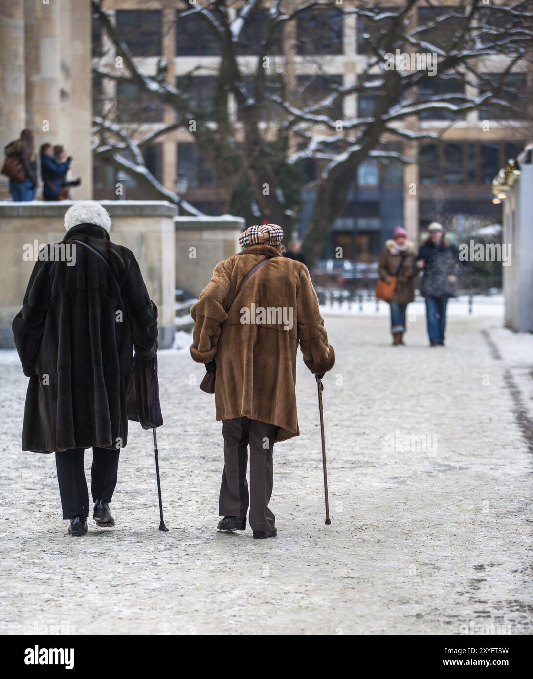 Zwei alte Damen in Pelzmänteln und mit Gehstöcken Stockfoto