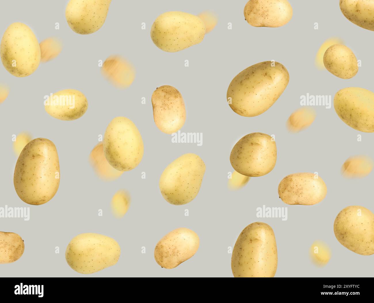 Frische Kartoffeln in der Luft auf grauem Hintergrund Stockfoto