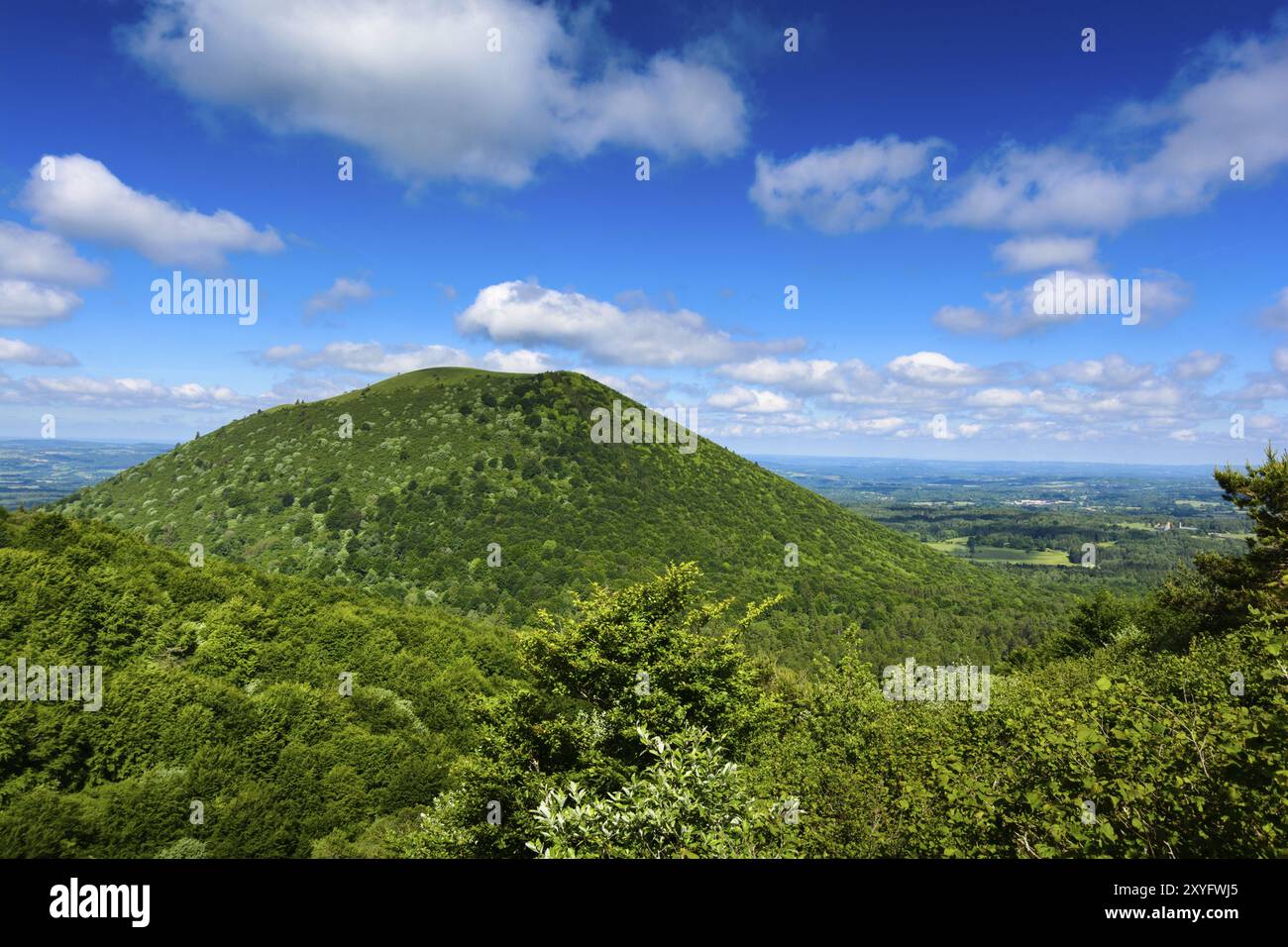 Der alte vulkanische Hügel im Land der Auvergne in Frankreich Stockfoto