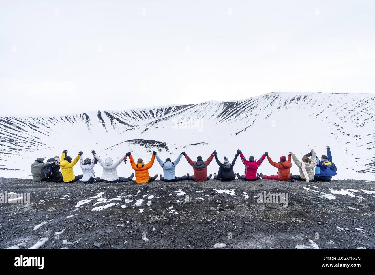 Eine Gruppe abenteuerlustiger Freunde auf dem Vulkan Hverfjall im Naturpark Myvatn, Island. Konzept eines Abenteuerurlaubs mit Freunden, die eine Schönheit genießen Stockfoto