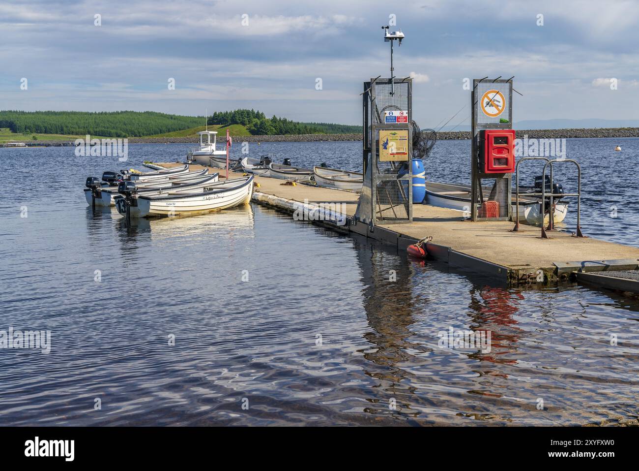 In der Nähe von Cerrigydrudion, Conwy, Clwyd, Wales, Großbritannien 9. Juni 2018: Boote auf der Anlegestelle bei Llyn Brenig Stockfoto