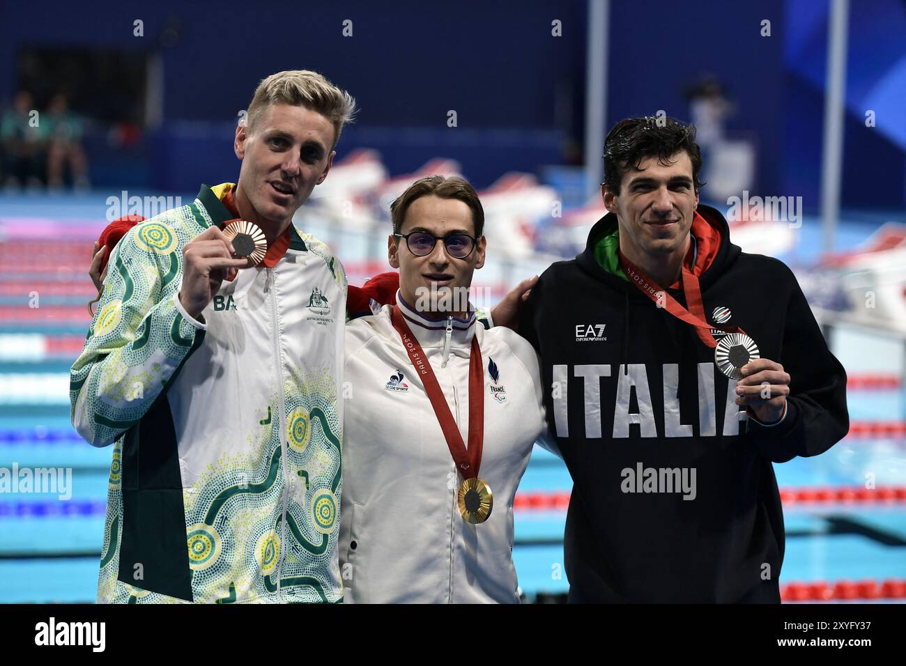 Paris, Frankreich. August 2024. Bronzemedaillengewinner Australian Brenden Hall, Goldmedaillengewinner Frankreichs Ugo Didier und Silbermedaillengewinner Simone Barlaam feiern auf dem Podium des 400m-Freestyle-Schwimmturniers für Herren während der Paralympischen Spiele 2024 in der La Defense Arena in Nanterre, westlich von Paris, Frankreich, am 29. August 2024. Foto: Firas Abdullah/ABACAPRESS. COM Credit: Abaca Press/Alamy Live News Stockfoto