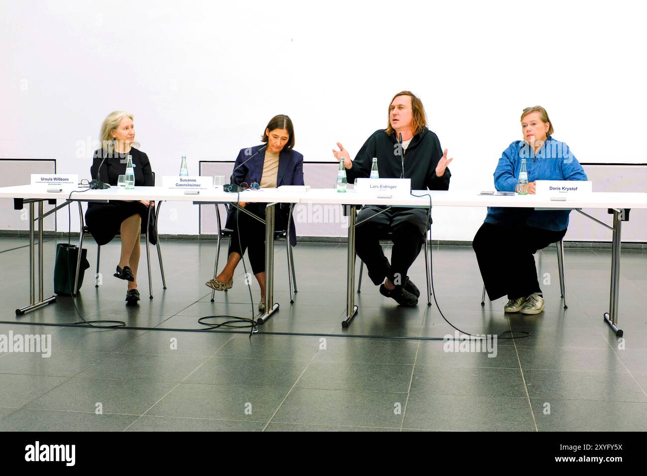 29.08.2024, Düsseldorf, Nordrhein-Westfalen, Deutschland: Der Schauspieler Lars Eidinger in der Pressekonferenz zu seiner Foto-Ausstellung mit dem Titel O MENSCH im K21 der Stiftung Kunstsammlung Nordrhein-Westfalen in Düsseldorf, zusammen mit Ursula Wißborn Sparta-Bank West, Susanne Gaensheimer Direktorin Kunstsammlung NRW und Doris Kristof Kuratorin der Ausstellung v.l.n.r. *** 29 08 2024, Düsseldorf, Nordrhein-Westfalen Stockfoto