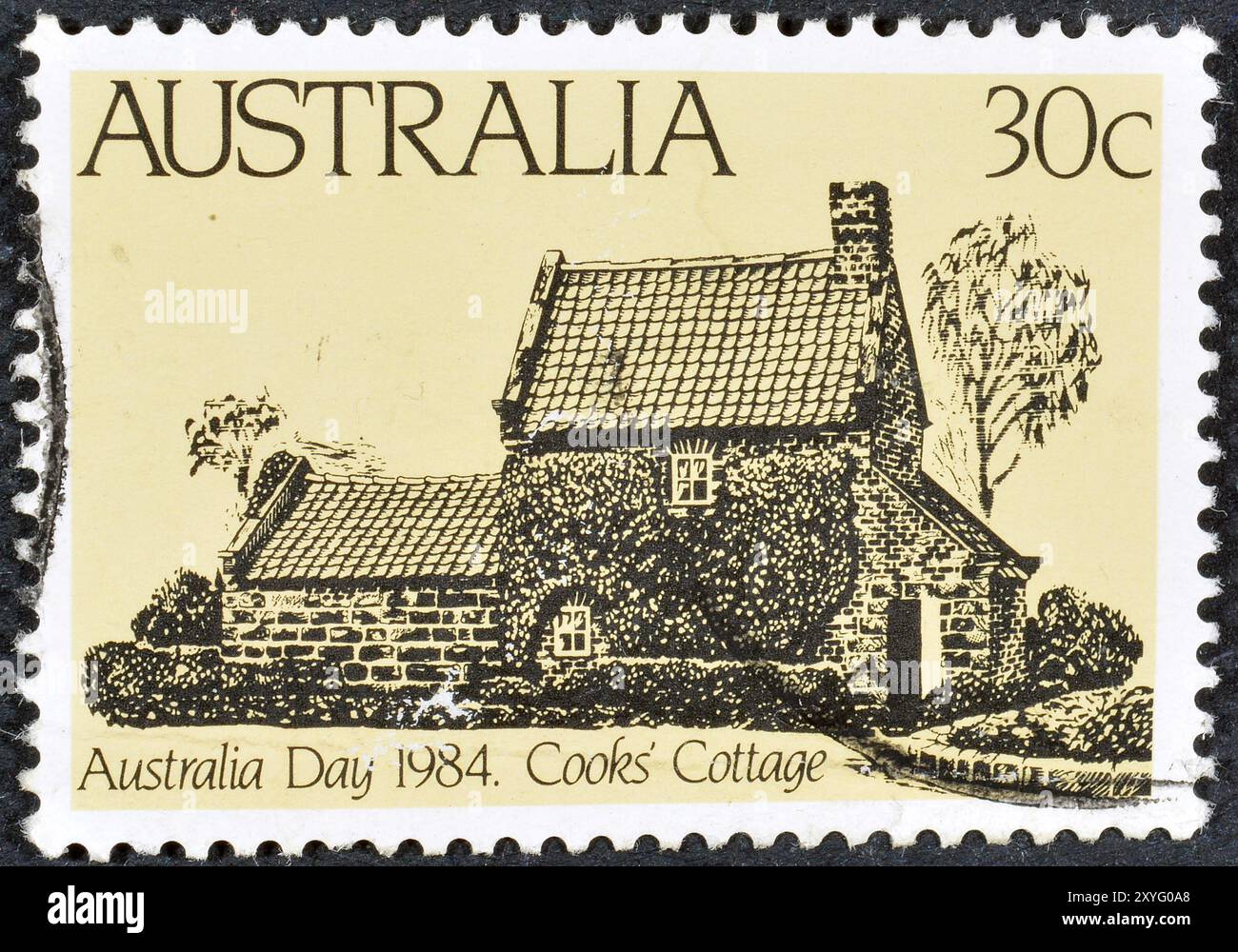 Von Australien gedruckte Briefmarke mit dem Titel Australia Day 1984 - Cook's Cottage, ca. 1984. Stockfoto