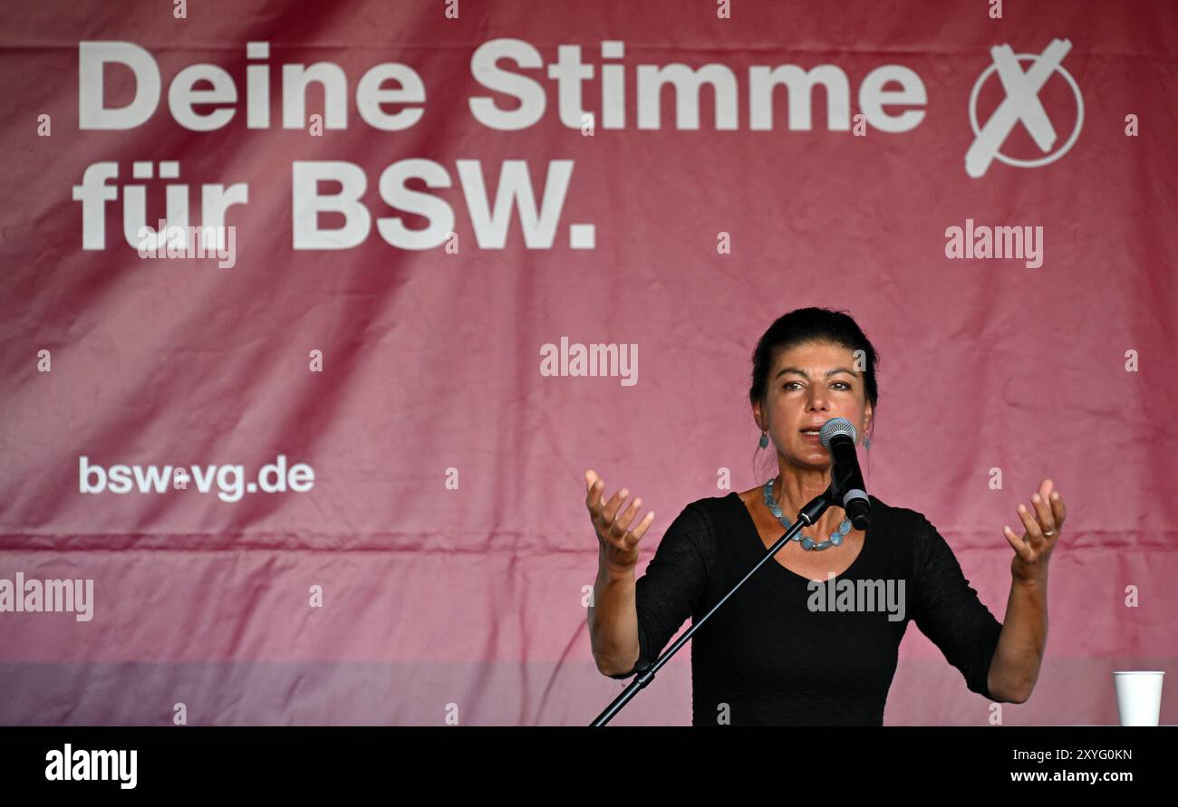 Erfurt, Deutschland. August 2024. Sahra Wagenknecht, Vorsitzende der Allianz Sahra Wagenknecht (BSW), steht während der Wahlkampagne auf dem Erfurter Domplatz auf der Bühne. Am 1. September wird in Thüringen ein neuer landtag gewählt. Quelle: Martin Schutt/dpa/Alamy Live News Stockfoto