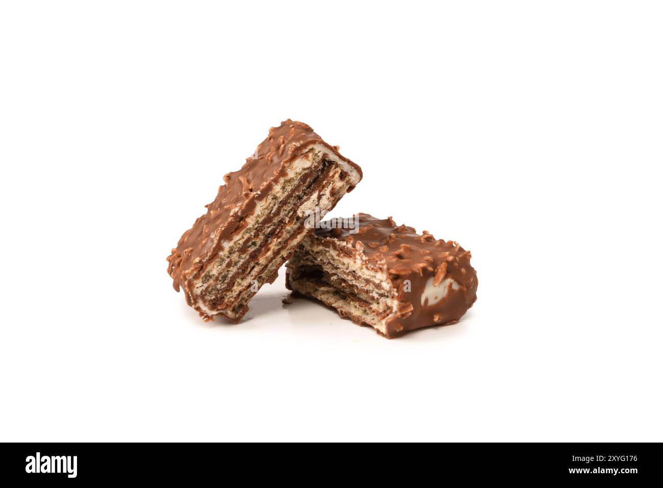 Schokoladen-Kokos-Waffelriegel isoliert auf weißem Hintergrund. Leckere Schokoladenriegel. Stockfoto