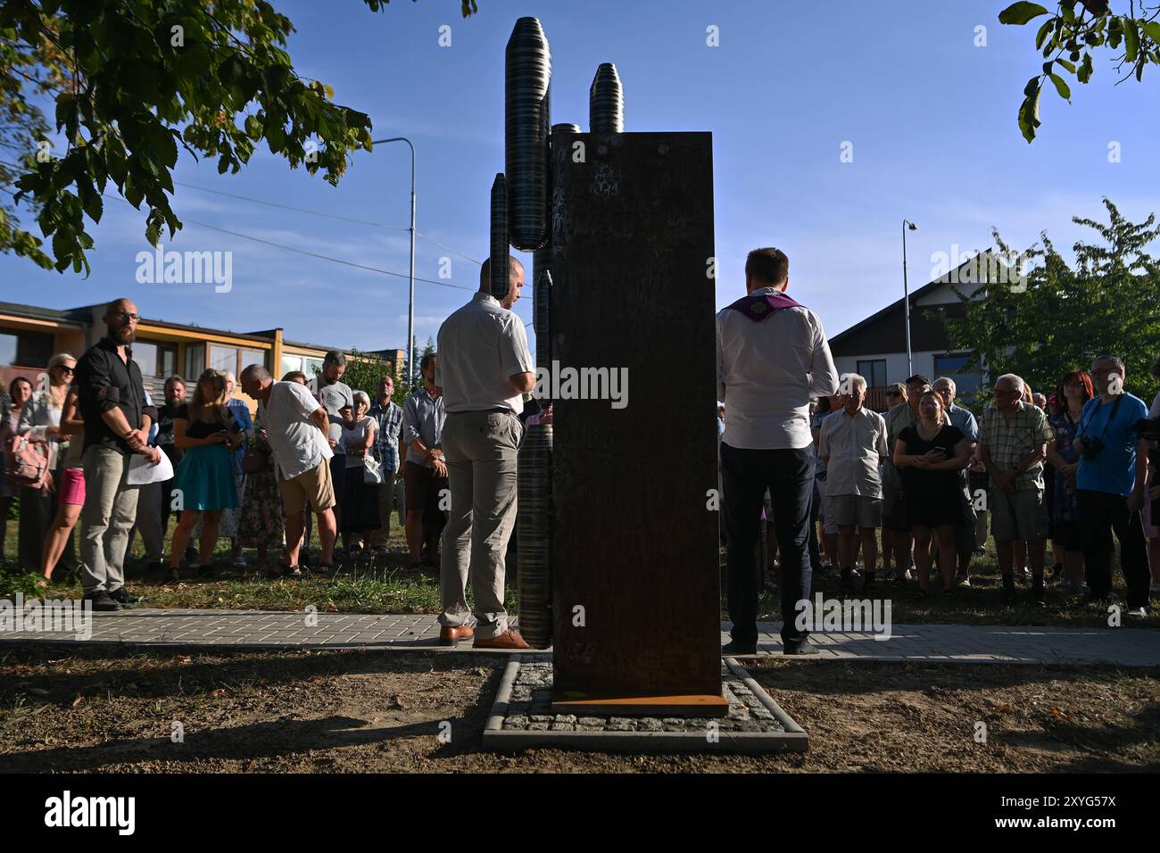 Ostrava, Tschechische Republik. August 2024. In Ostrava-Zabreh wurde am 29. August 1944 in Ostrava, Tschechien, am 29. August 2024 eine neue Gedenkstätte zu Ehren der Opfer des schwersten Bombenanschlags auf Ostrava im Zweiten Weltkrieg enthüllt. Die 2,5 Meter hohe Gedenkstätte, die vom Bildhauer Lukas Dvorsky aus Ostrava geschaffen wurde, besteht aus Spezialstahl, der im Laufe der Zeit ein einheitliches rostiges Erscheinungsbild entwickelt. Quelle: Jaroslav Ozana/CTK Photo/Alamy Live News Stockfoto