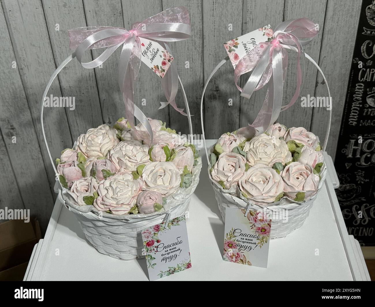 Marshmallows in einem Korb. Marshmallow-Blüten. Hausgemachte Marshmallows. Die Aufschrift auf dem Etikett auf Russisch: „Made with love“ und „Danke for your Stockfoto