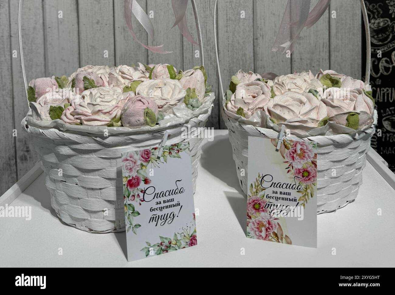 Marshmallows in Körben. Marshmallow-Blüten. Hausgemachte Marshmallows. Die Inschrift auf dem Etikett in Russisch gemacht mit Liebe und danke für Ihre Inv Stockfoto