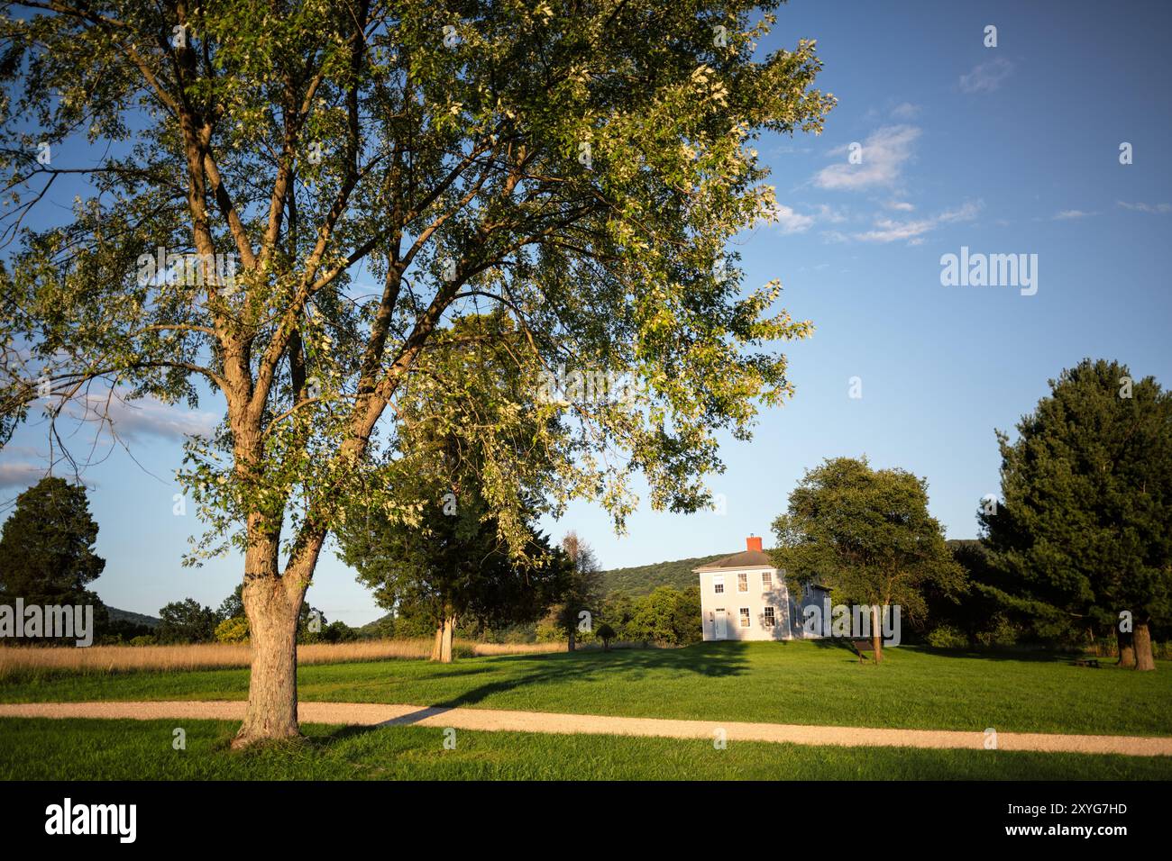 Murphy Farm Harpers Ferry West Virginia // HARPERS FERRY, West Virginia — Murphy Farm im Harpers Ferry National Historical Park, ein Ort für bedeutende Bürgerkriegsaktionen und spätere Bürgerrechtsgeschichte. Dieses erhaltene Ackerland war Zeuge des entscheidenden Angriffs des Konföderierten Generals A. P. Hill während der Schlacht von Harpers Ferry 1862 und beherbergte später John Brown's Fort, das zu einem Wallfahrtsort für frühe Bürgerrechtsaktivisten wurde. Der unberührte Zustand der Farm bietet Besuchern einen Einblick in das ländliche Leben des 19. Jahrhunderts und die sich entwickelnde Geschichte der USA. Stockfoto