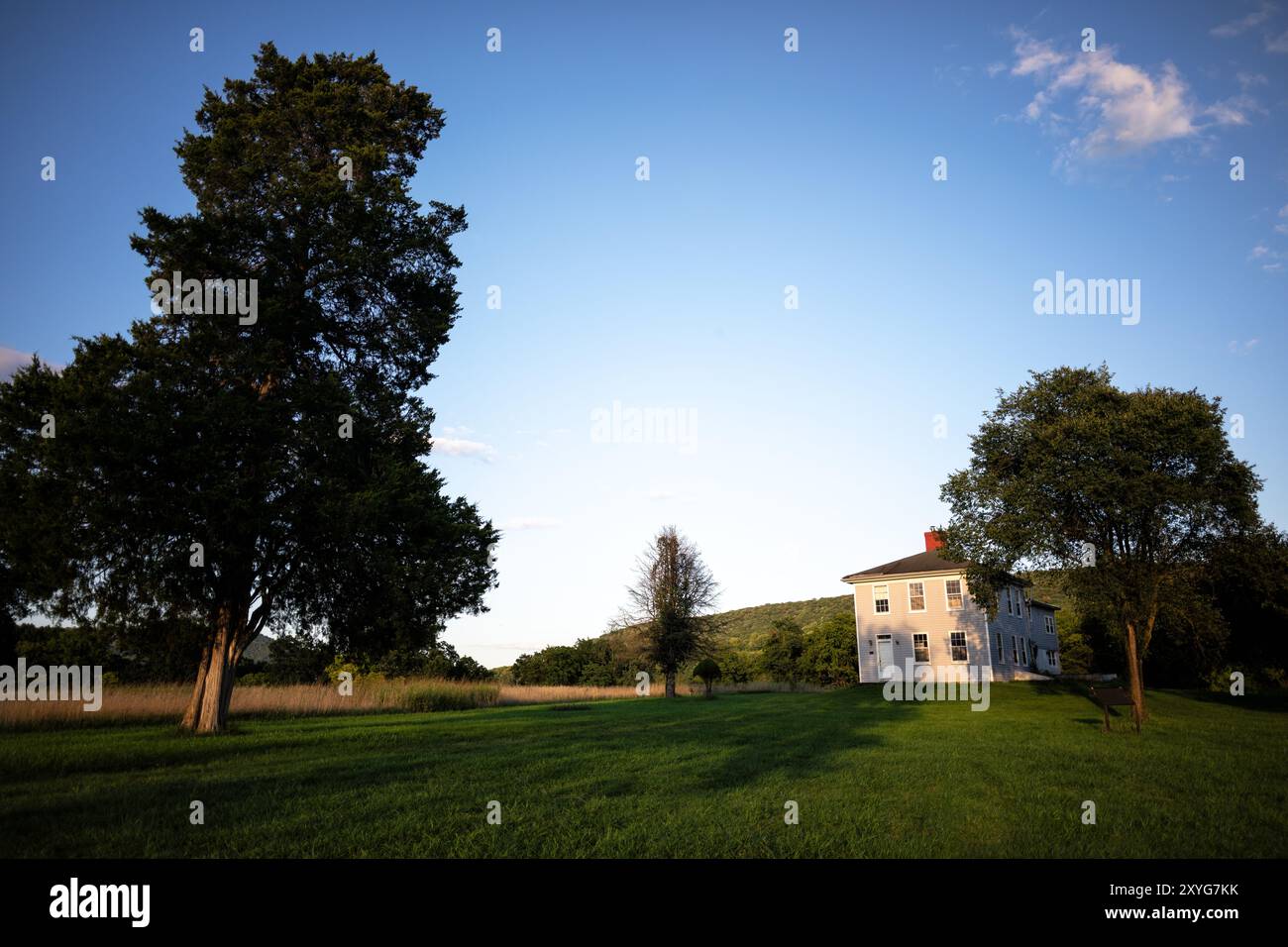 Murphy Farm Harpers Ferry National Historical Park West Virginia // HARPERS FERRY, West Virginia — Murphy Farm im Harpers Ferry National Historical Park, ein Ort für bedeutende Bürgerkriegsaktionen und spätere Bürgerrechtsgeschichte. Dieses erhaltene Ackerland war Zeuge des entscheidenden Angriffs des Konföderierten Generals A. P. Hill während der Schlacht von Harpers Ferry 1862 und beherbergte später John Brown's Fort, das zu einem Wallfahrtsort für frühe Bürgerrechtsaktivisten wurde. Der unberührte Zustand der Farm bietet Besuchern einen Einblick in das ländliche Leben des 19. Jahrhunderts und die sich entwickelnde Geschichte der USA. Stockfoto